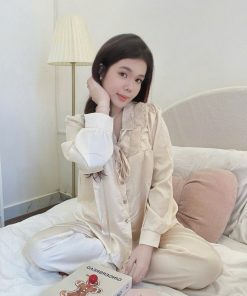 Đồ Ngủ Lụa Kem Nhún Ren Cổ Thanh Lịch | Lunara 2026
